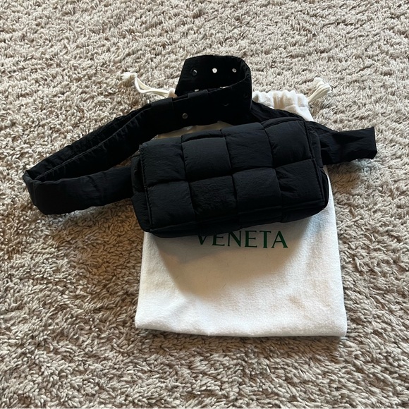 ポーチ BOTTEGA VENETA Black Leather Mini Padded Belt Bag Bottega Veneta Mini Cassette Padded Belt Bag in Black